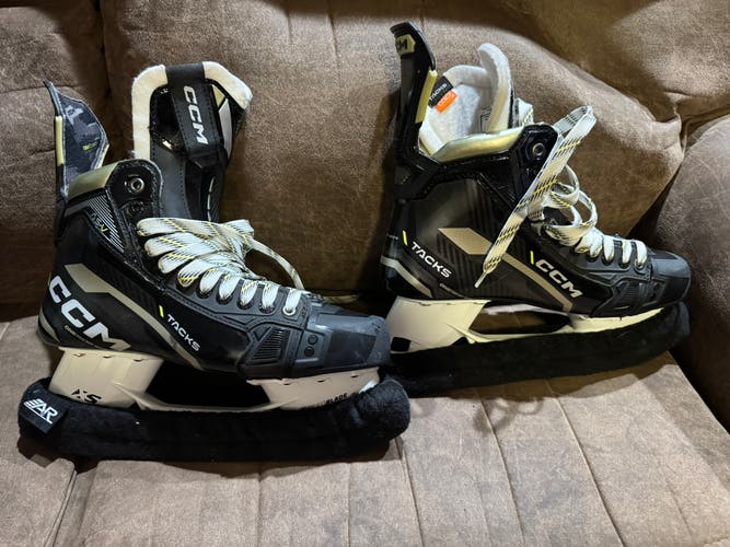 2022 CCM AS-V Hockey Skates Regular Width 9.5 (Used)