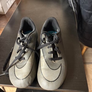 Black Unisex 13K (Little Kids) Nike Molded Cleats Cleats (Used)