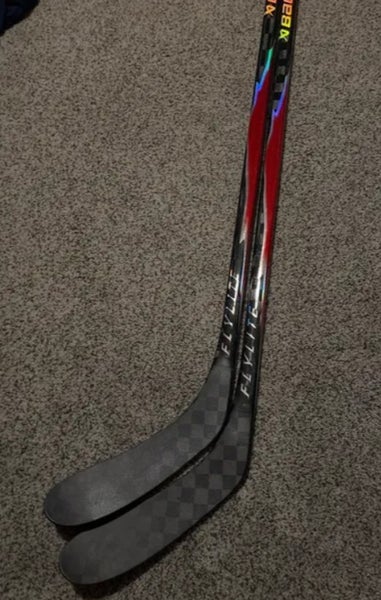 Bauer Vapor FlyLite (2 sticks) Intermediate RH Hockey Sticks P28 65 Flex (Hardly Used)