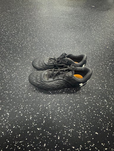Used Under Armour MAGNETICO Soccer Cleats Black Junior 04 11849-S000033577