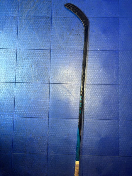 Junior Bauer Nexus EON Pro Right Handed Hockey Stick P28 50 Flex (Used)