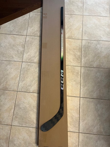 CCM Jetspeed FT8 Pro Right / P28 / 30 flex youth hockey stick