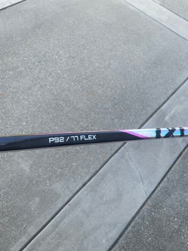 Senior Bauer Right Handed Hockey Stick 77 Flex (New)