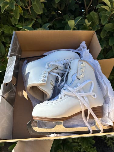 Jackson Ultima Mystique Figure Skates C Junior 3.5 (Used)
