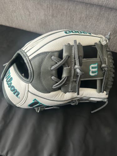 2025 Wilson A2000 RHT Softball Glove 11.75" (New)
