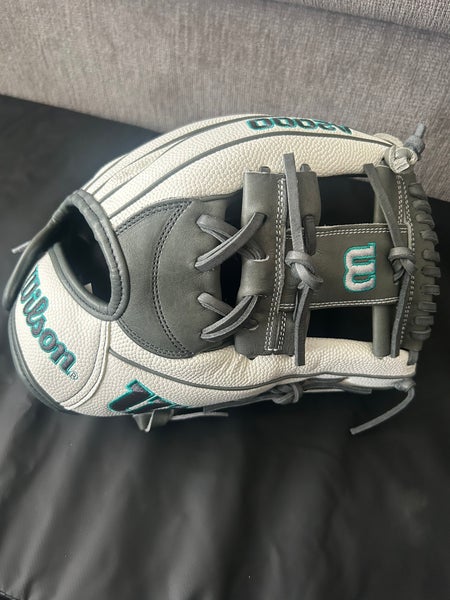 2025 Wilson A2000 RHT Softball Glove 11.75" (New)