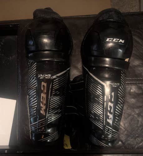 Youth CCM Tacks 9550 10" Shin Pads (Used)