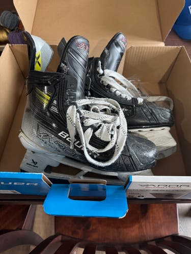 Bauer Vapor Hyperlite 2 Hockey Skates Size 5 fit 2 (Used)