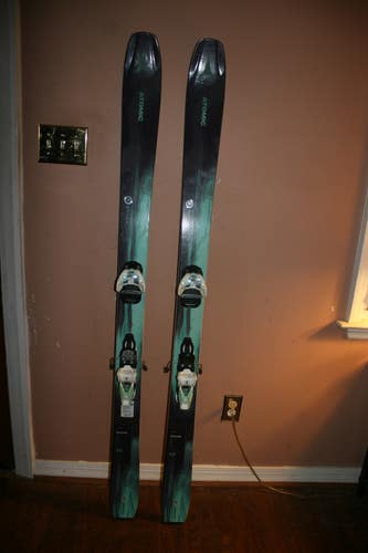 Women's All Mountain 174 cm Atomic Maven 93c Skis With ATOMIC Bindings