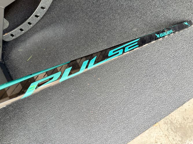 New Senior Bauer PULSE Right Handed Hockey Stick P88 / 70 flex
