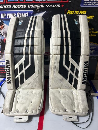 26" Vaughn Velocity VE8 Goalie Leg Pads (Used)