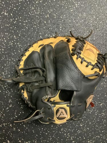 Used Akadema ASF440 BB/SB Catchers RH Throw Black 33" 10743-S000462953