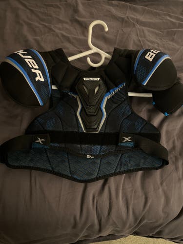 Men's Medium Intermediate Bauer Vapor X Shoulder Pads (Used)