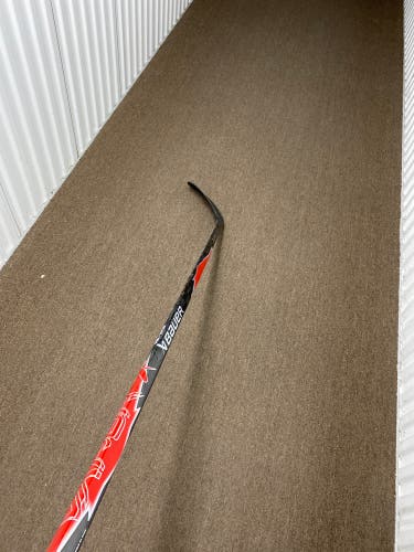 Red Bauer Vapor FlyLite Right Handed Hockey Stick P28 70 Flex (New)