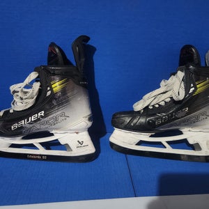 Bauer Vapor Hyperlite 2 Hockey Skates 9 (Used)