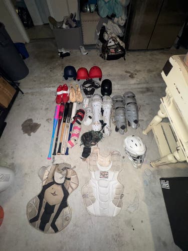 SELLING ALL OLD BASEBALL GEAR