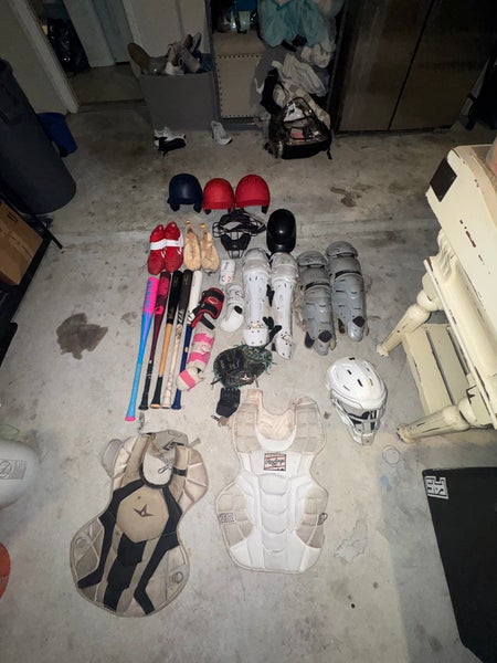 SELLING ALL OLD BASEBALL GEAR