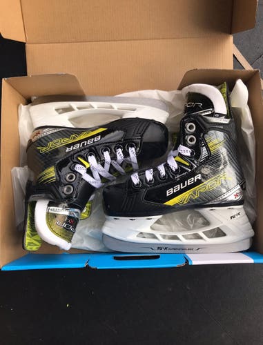 Size 9 Youth New Bauer Regular Width Vapor X4 Hockey Skates