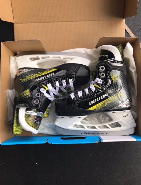 Size 9 Youth New Bauer Regular Width Vapor X4 Hockey Skates