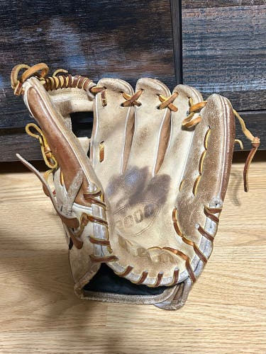 Wilson A2000 RH Infield Baseball Glove 11.5" (Used)
