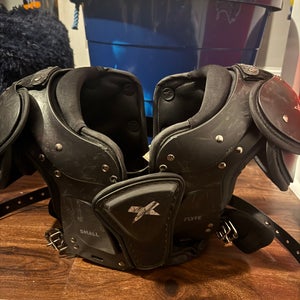 Small Youth Xenith Flyte Shoulder Pads (Used)