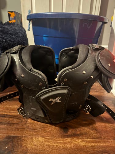 Small Youth Xenith Flyte Shoulder Pads (Used)