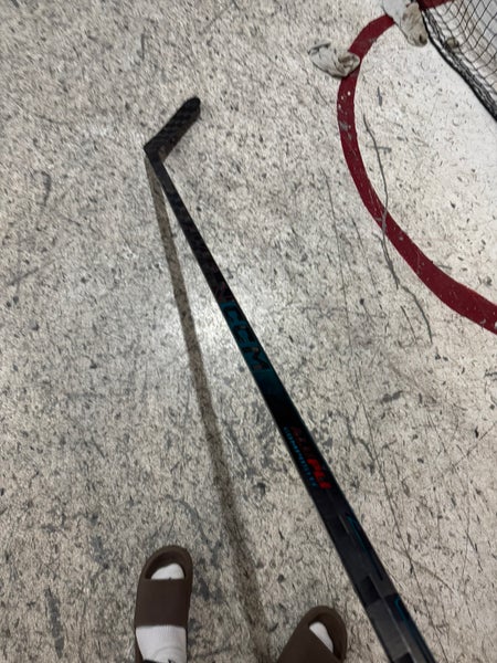 Intermediate CCM Vizion Right Handed Hockey Stick P28 65 Flex (Used)