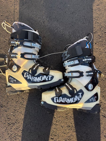 *Never Ridden* Women's Garmont Asylum Ski Boots | Mondo 23.5, 275mm (Used)