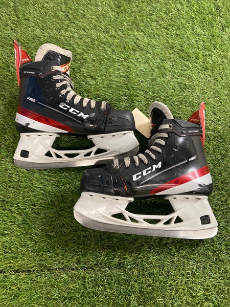 Intermediate CCM JetSpeed Vibe (SMU) Hockey Skates Regular Width Size 5 (Used)