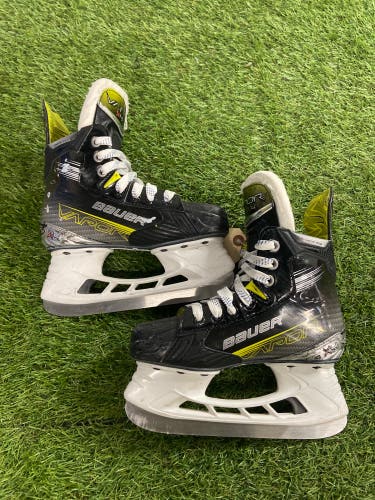 Junior Bauer Vapor X4 Hockey Skates Regular Width Size 1.5 (Used)