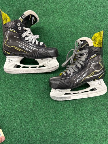 Intermediate Bauer S24 Supreme Elite (SMU) Hockey Skates (Regular) Size 5.5 (Used)