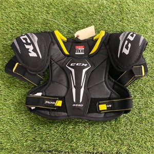 Medium Junior CCM Tacks 9550 Shoulder Pads (Used)