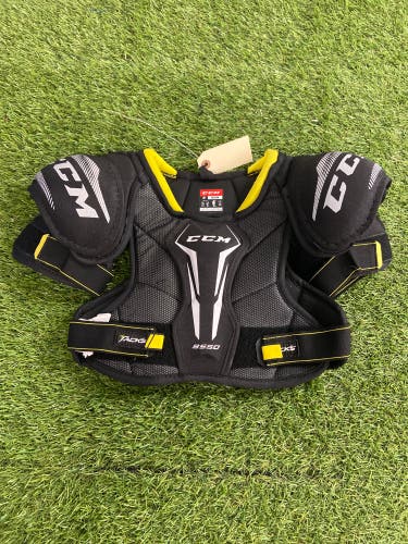 Medium Junior CCM Tacks 9550 Shoulder Pads (Used)