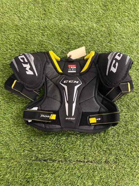 Medium Junior CCM Tacks 9550 Shoulder Pads (Used)