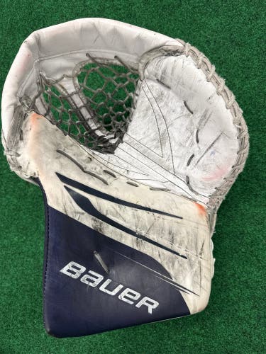 White & Navy Blue Senior Bauer Vapor Hyperlite 2 Goalie Glove Regular (Used)