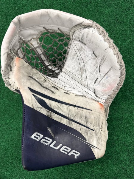 White & Navy Blue Senior Bauer Vapor Hyperlite 2 Goalie Glove Regular (Used)