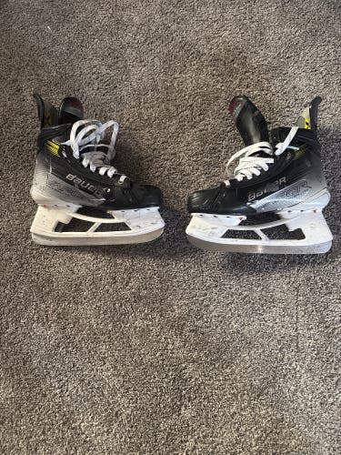 2023 Bauer Vapor Hyperlite 2 Hockey Skates Regular Width 8 (Used)