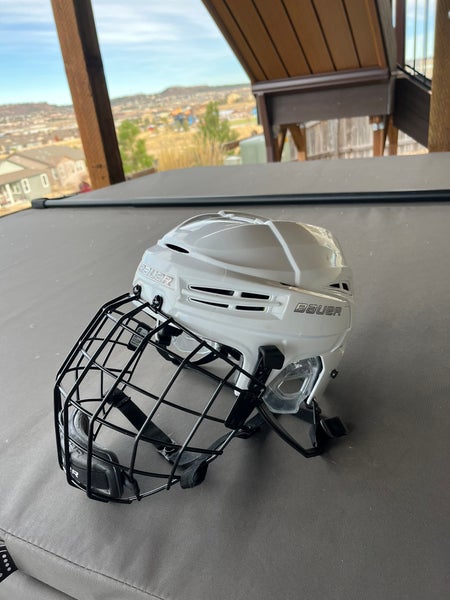 Medium Bauer Re-Akt 100 Helmet w/ cage