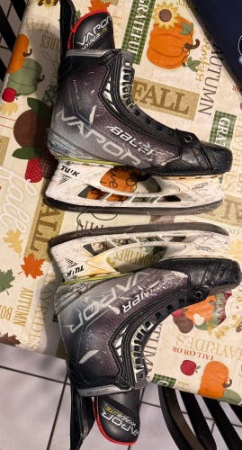 2021 Bauer Vapor Hyperlite Hockey Skates Regular Width 7.5 (Used)