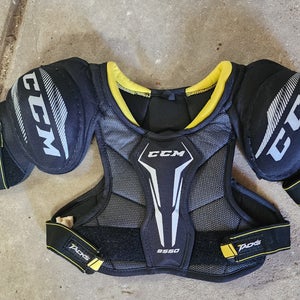 Small Junior CCM Tacks 9550 Shoulder Pads (Used)