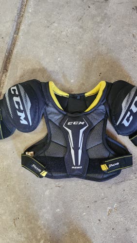 Small Junior CCM Tacks 9550 Shoulder Pads (Used)