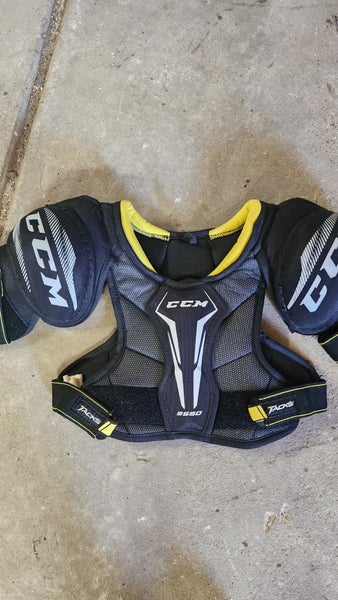 Small Junior CCM Tacks 9550 Shoulder Pads (Used)