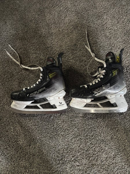 2023 Bauer Vapor Hyperlite 2 Hockey Skates Regular Width 8.5 (Used)