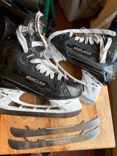 2025 Bauer Supreme Mach Hockey Skates Regular Width Size 5 (Used)