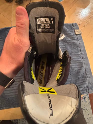 Bauer Vapor Hyperlite 2 Hockey Skates Regular Width Size 4.5 (Used)