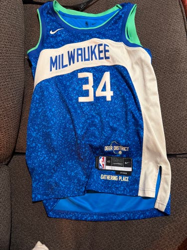 Adult small Gannis jersey