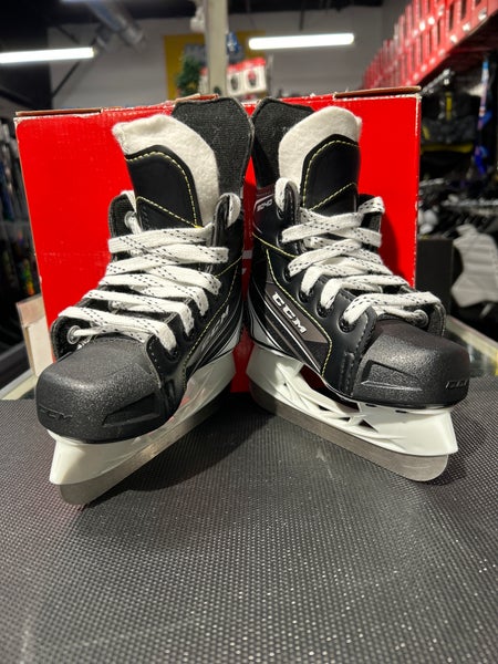 CCM Tacks 9040 Youth Hockey Skates Regular Width YTH 8 (New)