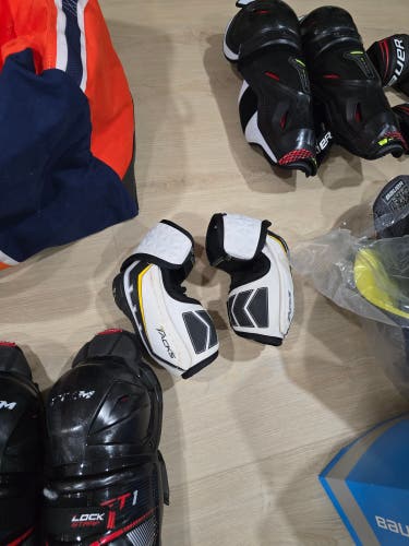 Senior Medium CCM Tacks Elbow Pads (Used)