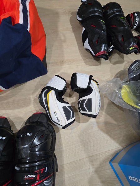 Senior Medium CCM Tacks Elbow Pads (Used)