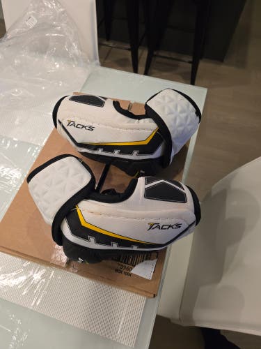 Senior Medium CCM Tacks Elbow Pads (Used)